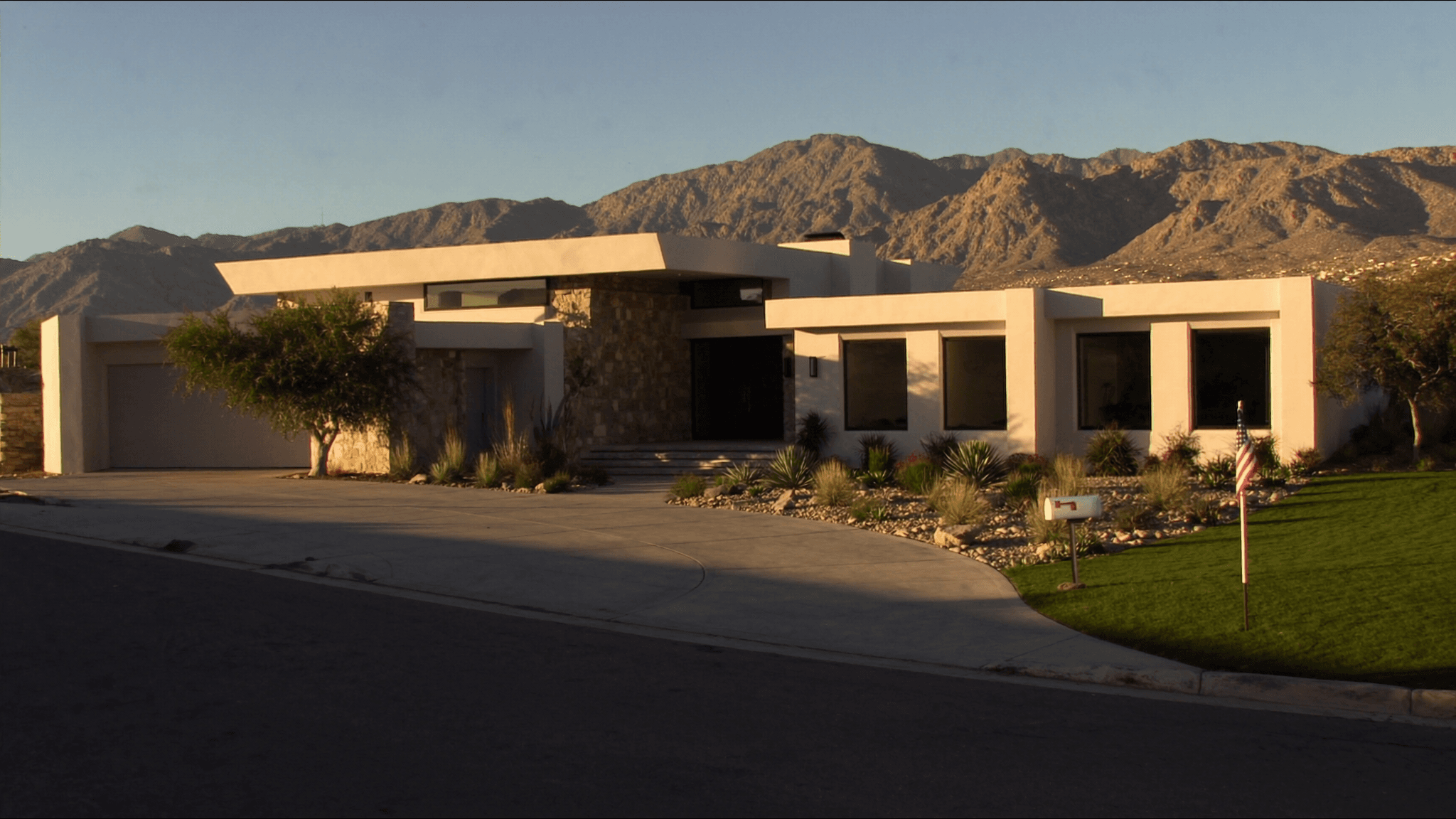 Casa moderna del desierto con las montañas Franklin atrás, en El Paso, Texas